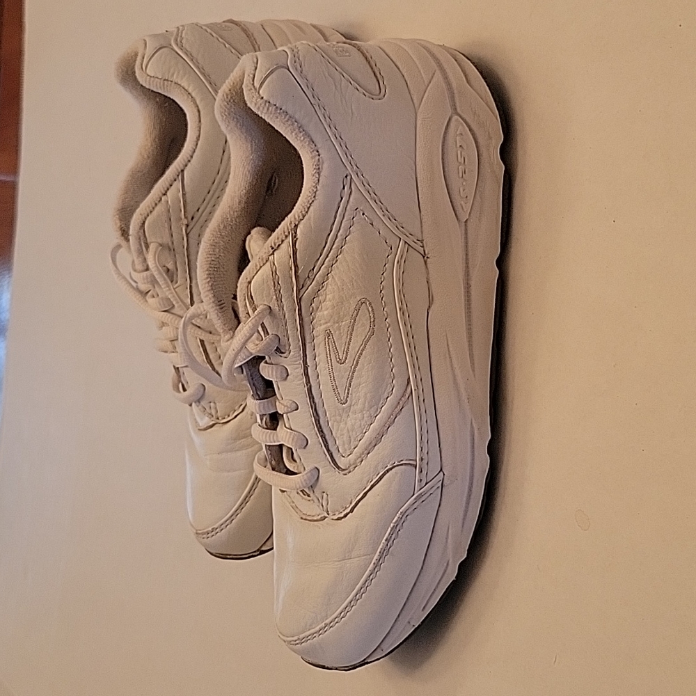 Brooks White Athletic Shoes 6
